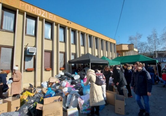 Građani sa donacijama ‘zatrpali’ Pomozi.ba: Njihova prva ekipa stigla do Turske