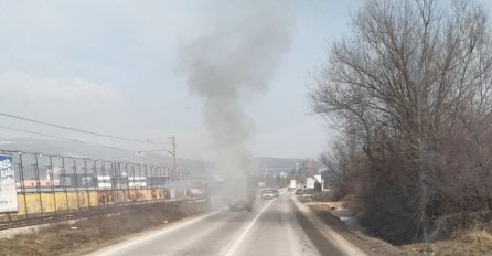 ZAPALIO SE BMW TOKOM VOŽNJE U SARAJEVSKOM NASELJU