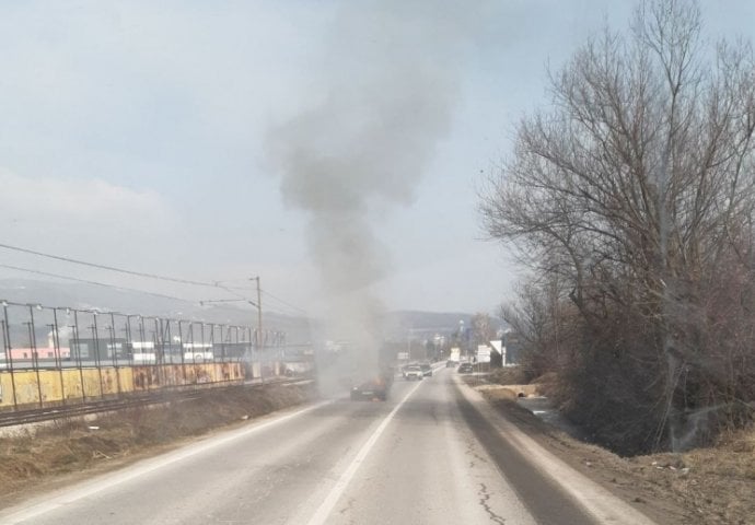 ZAPALIO SE BMW TOKOM VOŽNJE U SARAJEVSKOM NASELJU