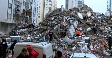 JOŠ JEDNO ČUDO U TURSKOJ NAKON ŠTO JE BROJ MRTVIH PREŠAO 25.000: Otac i kćerka nađeni živi poslije 132 sata pod ruševinama, potresan jauk se prolama