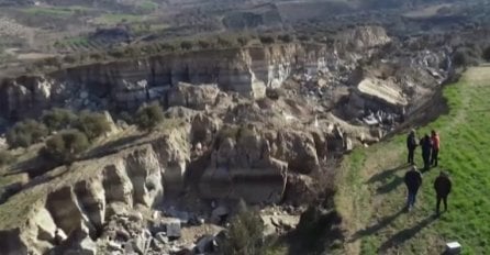 VIDEO: Golema provalija se otvorila u Turskoj poslije zemljotresa. OVAKO NEŠTO SVIJET JOŠ NIJE VIDIO. Pogledajte snimku iz zraka