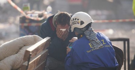 FOTOGRAFIJA KOJA SLAMA SRCA: Bh. spasioci se brinu o žrtvama u Turskoj, trenutak kad mu daje...