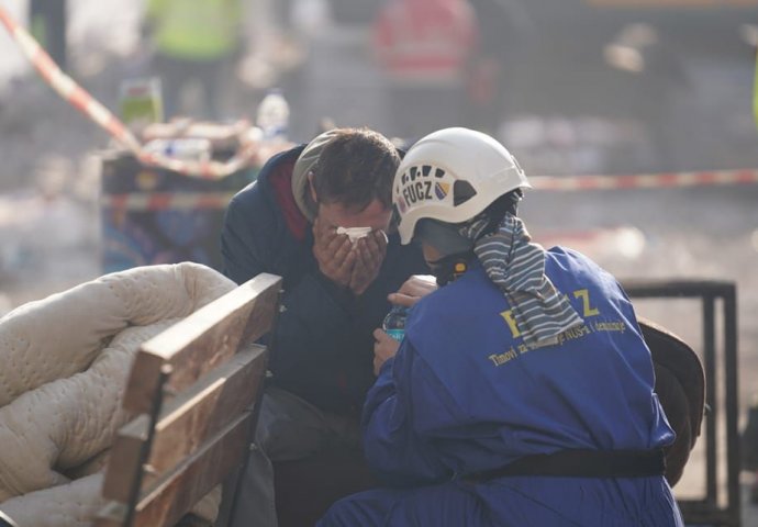 FOTOGRAFIJA KOJA SLAMA SRCA: Bh. spasioci se brinu o žrtvama u Turskoj, trenutak kad mu daje...