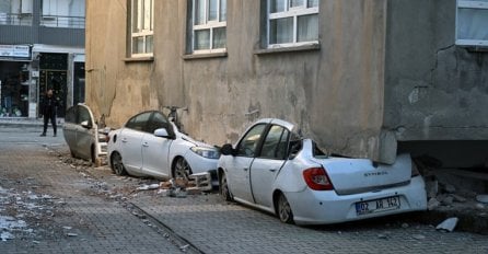 Zgrada u Turskoj progutala automobile