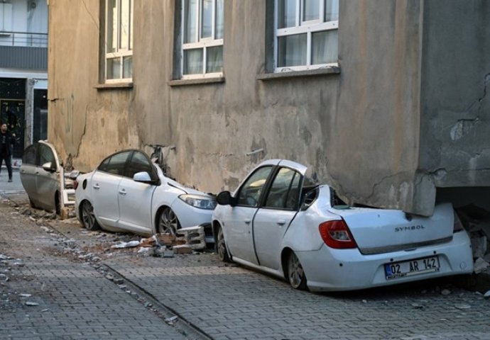 Zgrada u Turskoj progutala automobile