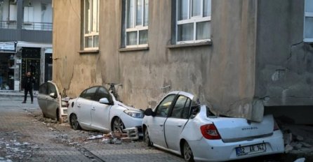 ŠTA SE DOGODILO SA AUTOMOBILIMA? Nevjerovatni prizori nakon zemljotresa - ZGRADE IH "PROGUTALE"