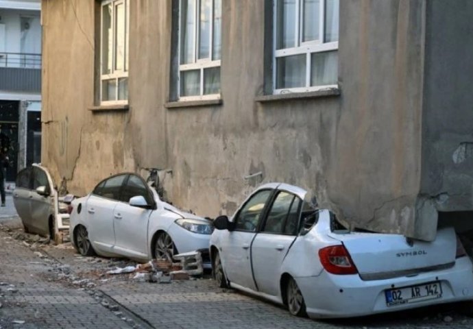 ŠTA SE DOGODILO SA AUTOMOBILIMA? Nevjerovatni prizori nakon zemljotresa - ZGRADE IH "PROGUTALE"