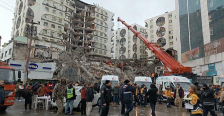 PRIMIJETIO JEDNU STVAR U HODNIKU SVOJE LUKSUZNE ZGRADE PRIJE ZEMLJOTRESA, PA UPOZORIO KOMŠIJE: Nisu reagovali, sad su mrtvi!