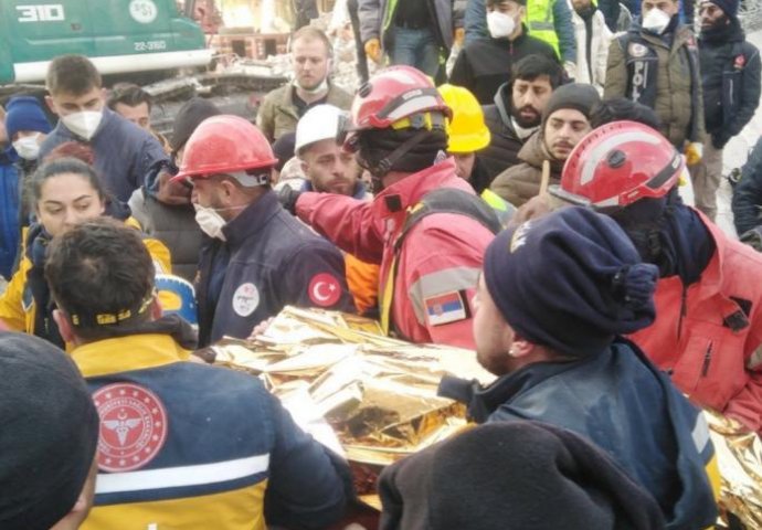 "OSTAĆEMO OVDJE SVE DOK TO BUDE POTREBNO" Spasioci iz Bora pomažu u pronalaženju ljudi iz ruševina u Turskoj