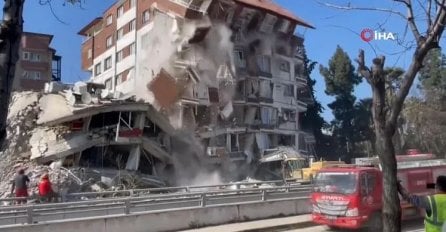 BILO JE ZA DLAKU: Pogledajte kako je Turčin u sekundi izbjegao smrt. Iskočio  iz bagera na koji se srušilo pola zgrade (VIDEO)