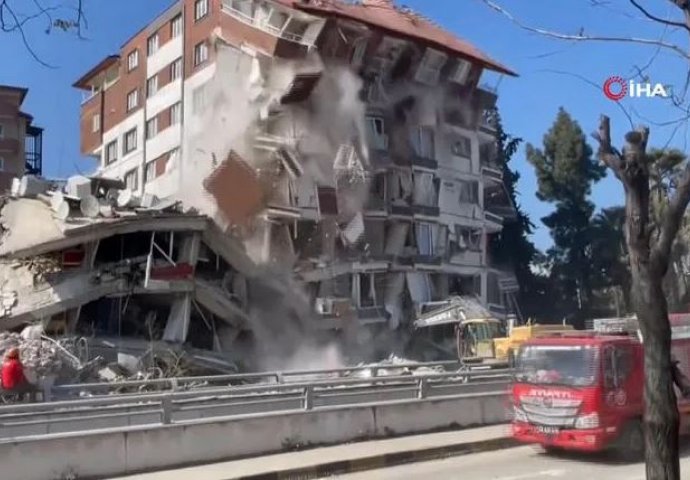 BILO JE ZA DLAKU: Pogledajte kako je Turčin u sekundi izbjegao smrt. Iskočio  iz bagera na koji se srušilo pola zgrade (VIDEO)