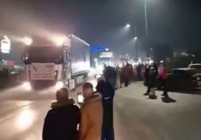 EMOTIVNI PRIZORI IZ ŽIVINICA: Građani u toku noći izašli da pozdrave kamione Pomozi.ba (VIDEO)