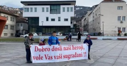 Brojni građani i porodice došli da dočekaju bh. heroje iz Turske