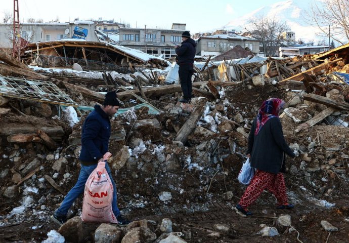 STIGAO JE TRENUTAK KOG SU SE SVI PRIBOJAVALI: Ruševine sada vrve od leševa, spasioci se povlače