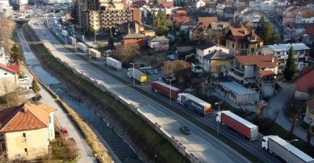 IZ TUZLE STIŽU PRELIJEPE VIJESTI: Konvoj sa 20 šlepera humanitarne pomoći krenuo ka Turskoj