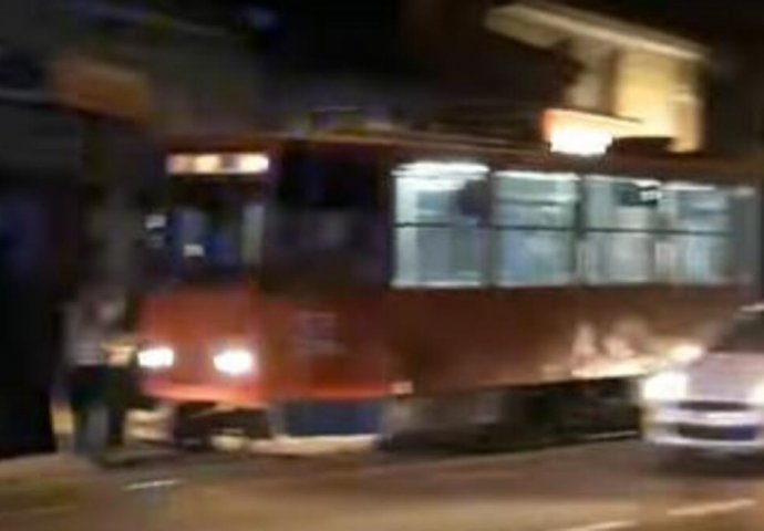 UŽAS U CENTRU BEOGRADA: Žena (48) ispala iz tramvaja, odmah prevezena na Urgentni centar