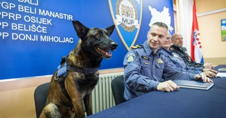 Policijski pas Don bio je zvijezda konferencije za medije, sjedio za stolom i pozirao