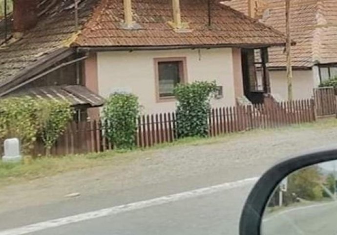 SLIKA OVE KUĆE POSTALA HIT NA FACEBOOKU: Morate vidjeti kako je neko popravio krov, KO GOD PROĐE UZME MOBITEL I SLIKA (FOTO)