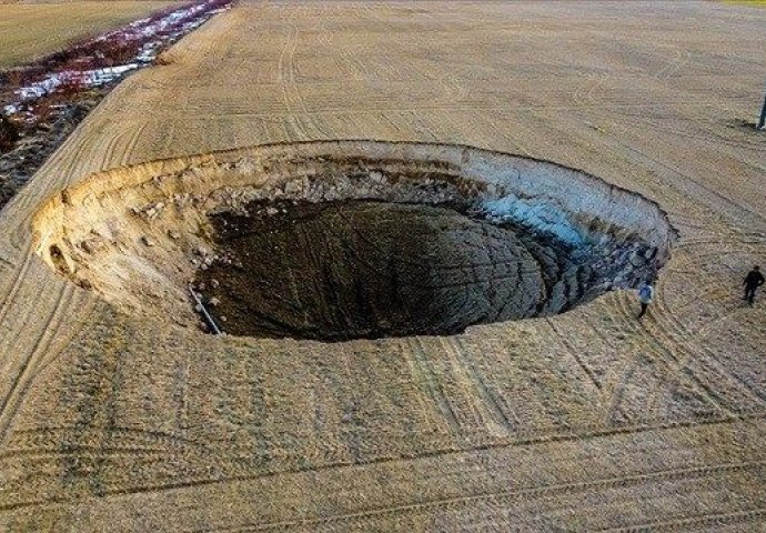 U TURSKOJ SE POJAVIO OGROMNI KRATER: Geolozi ne mogu da pronađu vezu s nedavnim zemljotresom