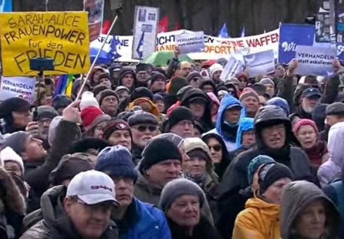 U Berlinu veliki protest protiv slanja oružja Ukrajini: "Time punimo bačvu baruta"