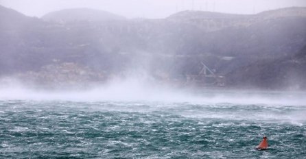 NEVRIJEME HARA HRVATSKOM: Bura ruši stabla, snijeg zatrpao ceste, HAK - zatvorene sve ceste između Dalmacije i unutrašnjosti