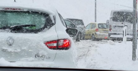 HAOS U HRVATSKOJ KAKAV SE NE PAMTI! Ovo je konvoj vozila prema Dalmaciji: "Katastrofa, opet stojimo satima"