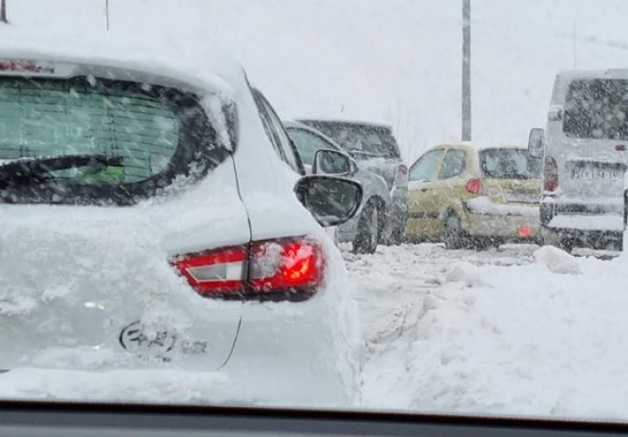 HAOS U HRVATSKOJ KAKAV SE NE PAMTI! Ovo je konvoj vozila prema Dalmaciji: "Katastrofa, opet stojimo satima"