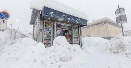 FOTOGRAFIJA DANA: Kiosk u hrvatskom gradiću otvoren iako je potpuno zameten snijegom