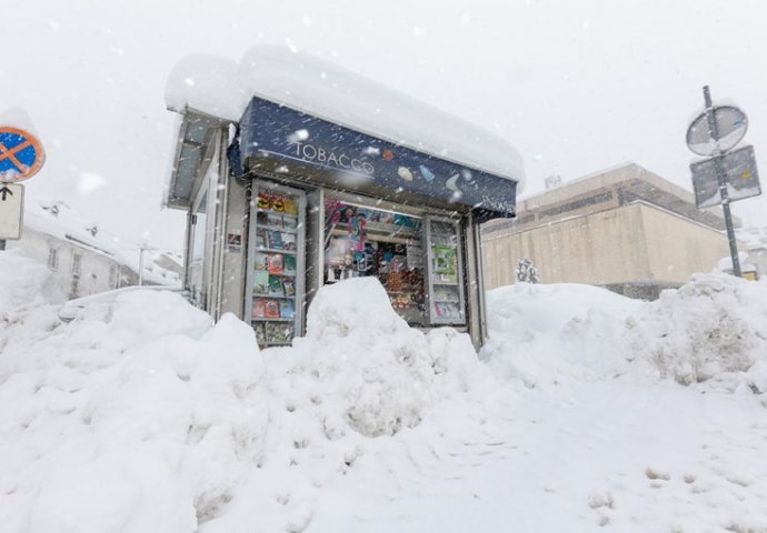 FOTOGRAFIJA DANA: Kiosk u hrvatskom gradiću otvoren iako je potpuno zameten snijegom