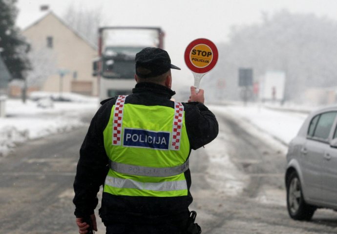 POLICIJA KOD TUNELA SVETI ROK ISPISIVALA KAZNE: Znate li koliko je auta imalo ljetne gume!?‘