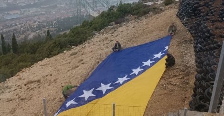 Uprkos kiši i vjetru na Fortici iznad Mostara se zavijorila državna zastava uz intoniranje himne BiH