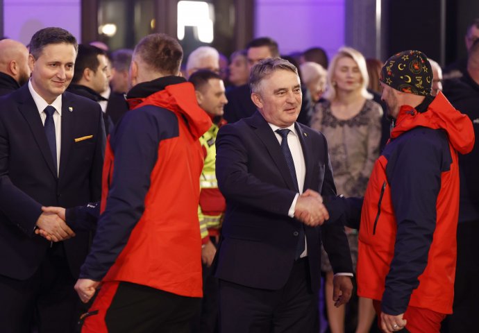 NAŠI VELIKI HEROJI: Na svečanom prijemu u Vijećnici i bh. spasioci