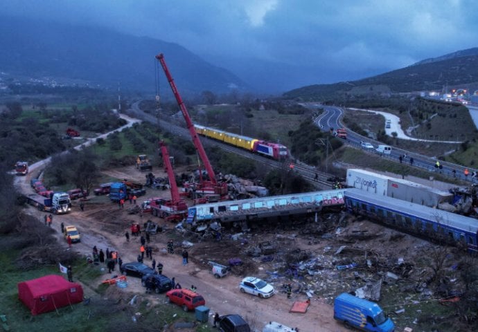 Bijes u Grčkoj nakon sudara vozova, premijer tvrdi da je riječ o ljudskoj greški