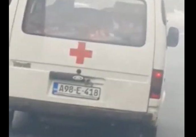 (VIDEO) Medicinski radnici u sanitetnom vozilu prevozili PELET