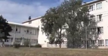 HAOS NASRED ČASA!: Profesor u Smederevu uzeo učeniku mobilni, a onda je počeo fajt, otimali se, gurali i obarali po učionici