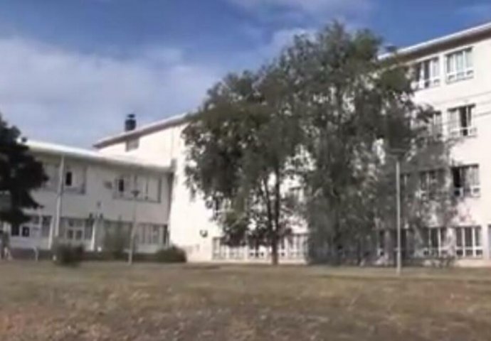 HAOS NASRED ČASA!: Profesor u Smederevu uzeo učeniku mobilni, a onda je počeo fajt, otimali se, gurali i obarali po učionici