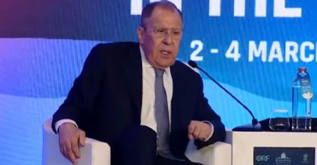 Ljudi se glasno smiju dok Lavrov govori da je Rusija pokušala zaustaviti rat