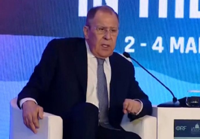 Ljudi se glasno smiju dok Lavrov govori da je Rusija pokušala zaustaviti rat