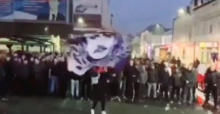 SRAMOTNI PRIZORI: Organizirali protest protiv Dana nezavisnosti i pjevali "Ne volim te Alija"