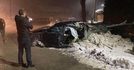 STRAVIČNA NESREĆA U BOSNI I HERCEGOVINI: Automobil potpuno smrskan, ima povrijeđenih