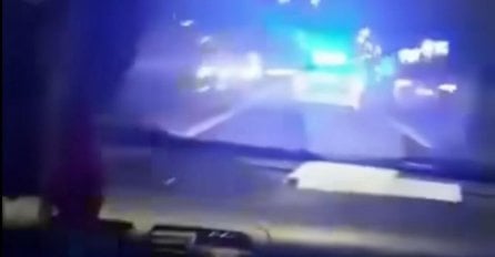 SNIMAK ODUŠEVIO SRBIJU: Policajci upalili rotaciju i dali gas kad su vidjeli ko je iza njih, a iz kola se čuje samo SVAKA VAM ČAST!