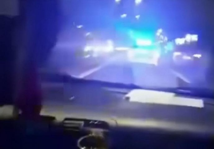 SNIMAK ODUŠEVIO SRBIJU: Policajci upalili rotaciju i dali gas kad su vidjeli ko je iza njih, a iz kola se čuje samo SVAKA VAM ČAST!