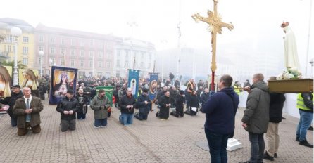 KLEČAVCI OPET KLEČALI NA TRGU BANA JELAČIĆA! Fred Matić: Ovo izaziva jezu