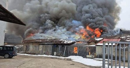 Veliki požar u sarajevskom naselju Stup, gori stambeni objekat, dvije ekipe vatrogasaca na terenu