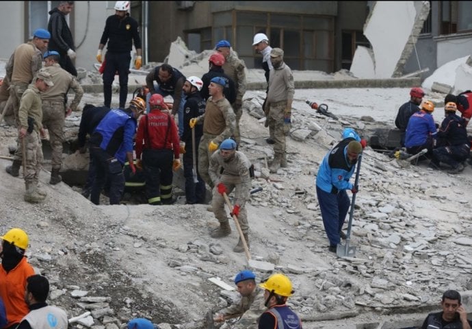 U Turskoj se urušila šestospratnica: Jedna osoba prevezena u bolnicu