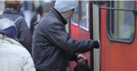 ČOVJEK U RADNIČKOM ODIJELU ULAZI U BUS, HTIO DA SJEDNE PA SE IZVINIO BEOGRAĐANKI DA JE NE ISPRLJA: Njena reakcija ga ODUŠEVILA