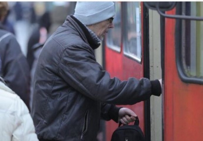 ČOVJEK U RADNIČKOM ODIJELU ULAZI U BUS, HTIO DA SJEDNE PA SE IZVINIO BEOGRAĐANKI DA JE NE ISPRLJA: Njena reakcija ga ODUŠEVILA