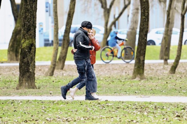 ZALJUBLJENI DO UŠIJU: Prve Fotografije Danijele Martinović U Zagrljaju ...