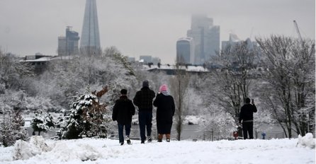 Dijelovi Britanije pod snijegom. Ne rade škole, ne voze vozovi, letovi otkazani...