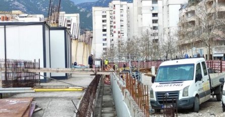 TRAGEDIJA U BIH: Radnik pao sa skele, prevezen je na CUM